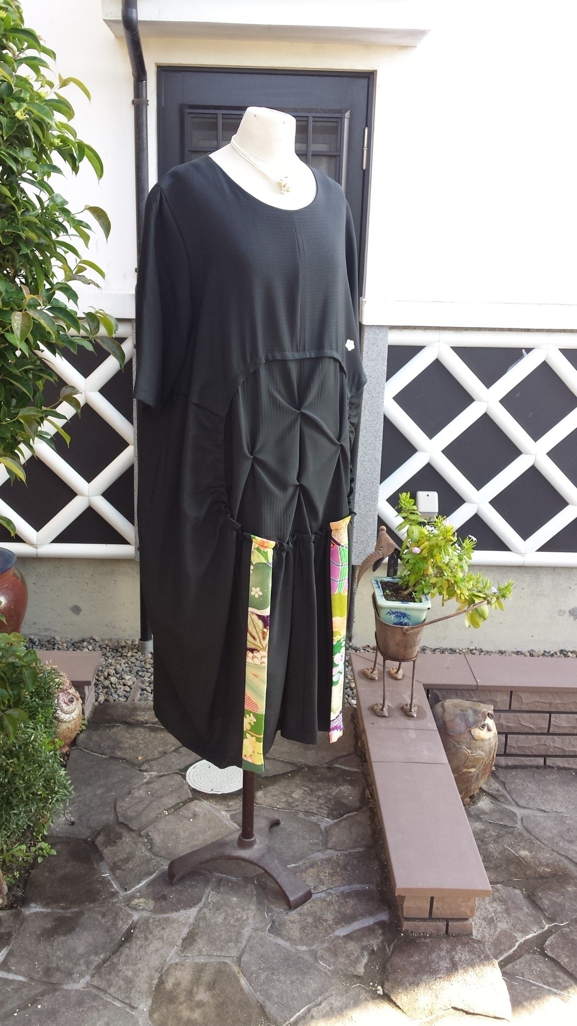 着物リメイク 古布手作り 黒 絽とちりめんパッチ ワンピース Iichi ハンドメイド クラフト作品 手仕事品の通販