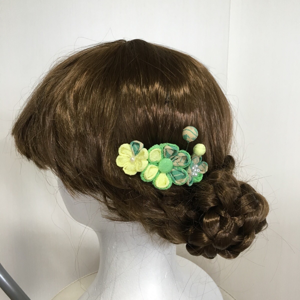 若草色の小花の髪飾り 成人式 七五三 ちりめん細工 Iichi ハンドメイド クラフト作品 手仕事品の通販