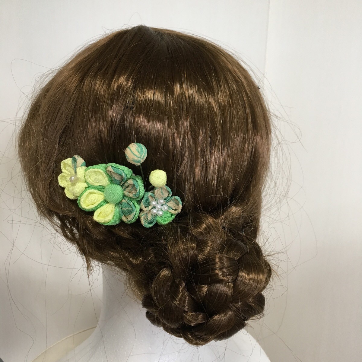 若草色の小花の髪飾り 成人式 七五三 ちりめん細工 Iichi ハンドメイド クラフト作品 手仕事品の通販