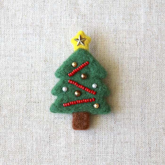 クリスマスツリーとプレゼントのブローチ Iichi ハンドメイド クラフト作品 手仕事品の通販
