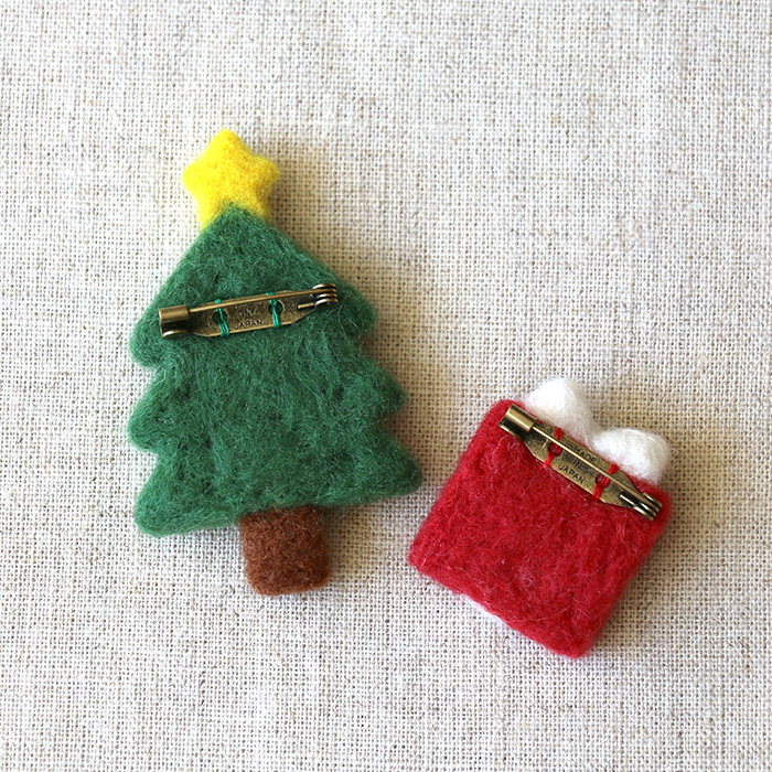 クリスマスツリーとプレゼントのブローチ Iichi ハンドメイド クラフト作品 手仕事品の通販