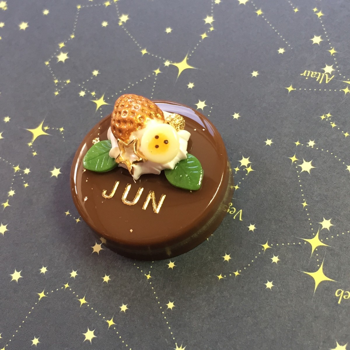 選べる2種類 名前入り ゴールドいちごのチョコケーキブローチ Iichi ハンドメイド クラフト作品 手仕事品の通販