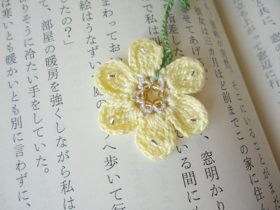 レース糸で編んだ お花２輪のしおり クリーム ピンク Iichi ハンドメイド クラフト作品 手仕事品の通販