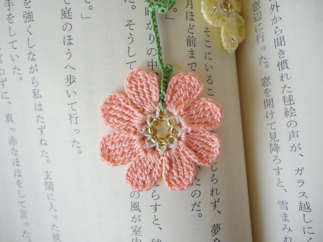レース糸で編んだ お花２輪のしおり クリーム ピンク Iichi ハンドメイド クラフト作品 手仕事品の通販