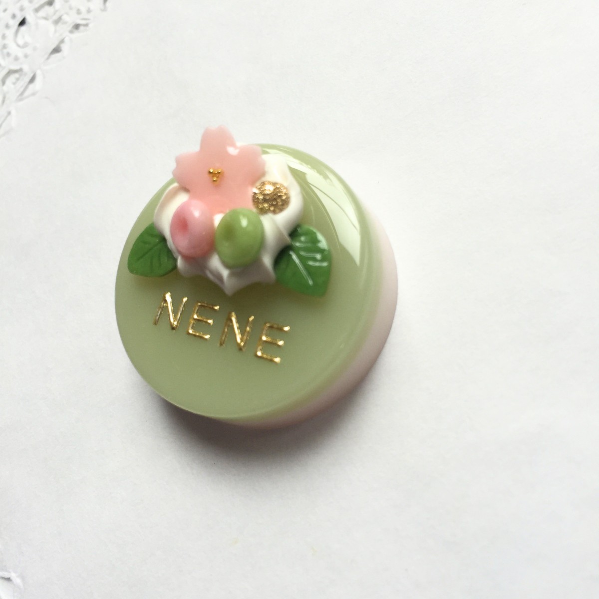 選べる2種類 名前入り 桜抹茶ケーキのブローチ Iichi ハンドメイド クラフト作品 手仕事品の通販