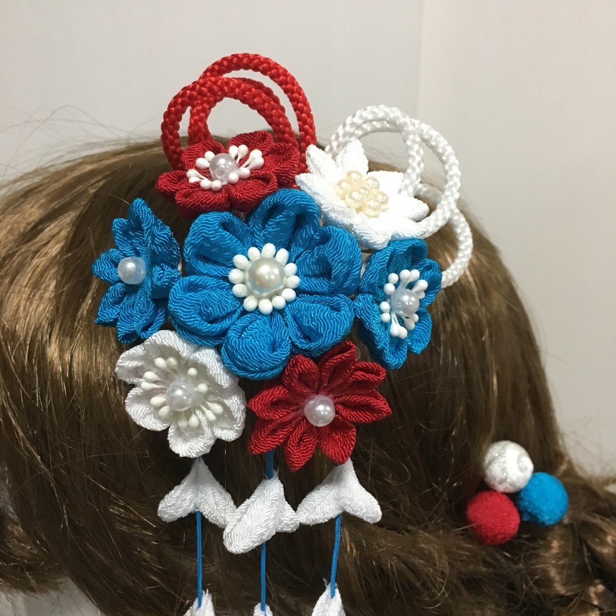 青と赤と白の小花の髪飾りセット 成人式 卒業式 ちりめん細工 Iichi ハンドメイド クラフト作品 手仕事品の通販