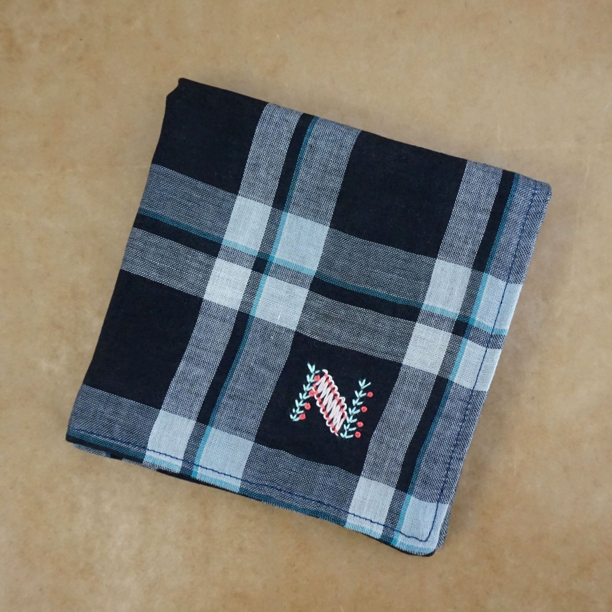 手刺繍入り4重ガーゼハンカチ イニシャルn 受注制作 Iichi ハンドメイド クラフト作品 手仕事品の通販