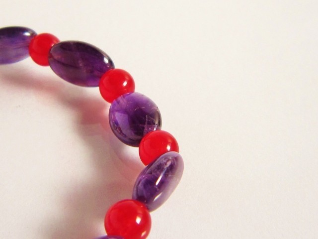 赤と紫のブレスレット Iichi ハンドメイド クラフト作品 手仕事品の通販