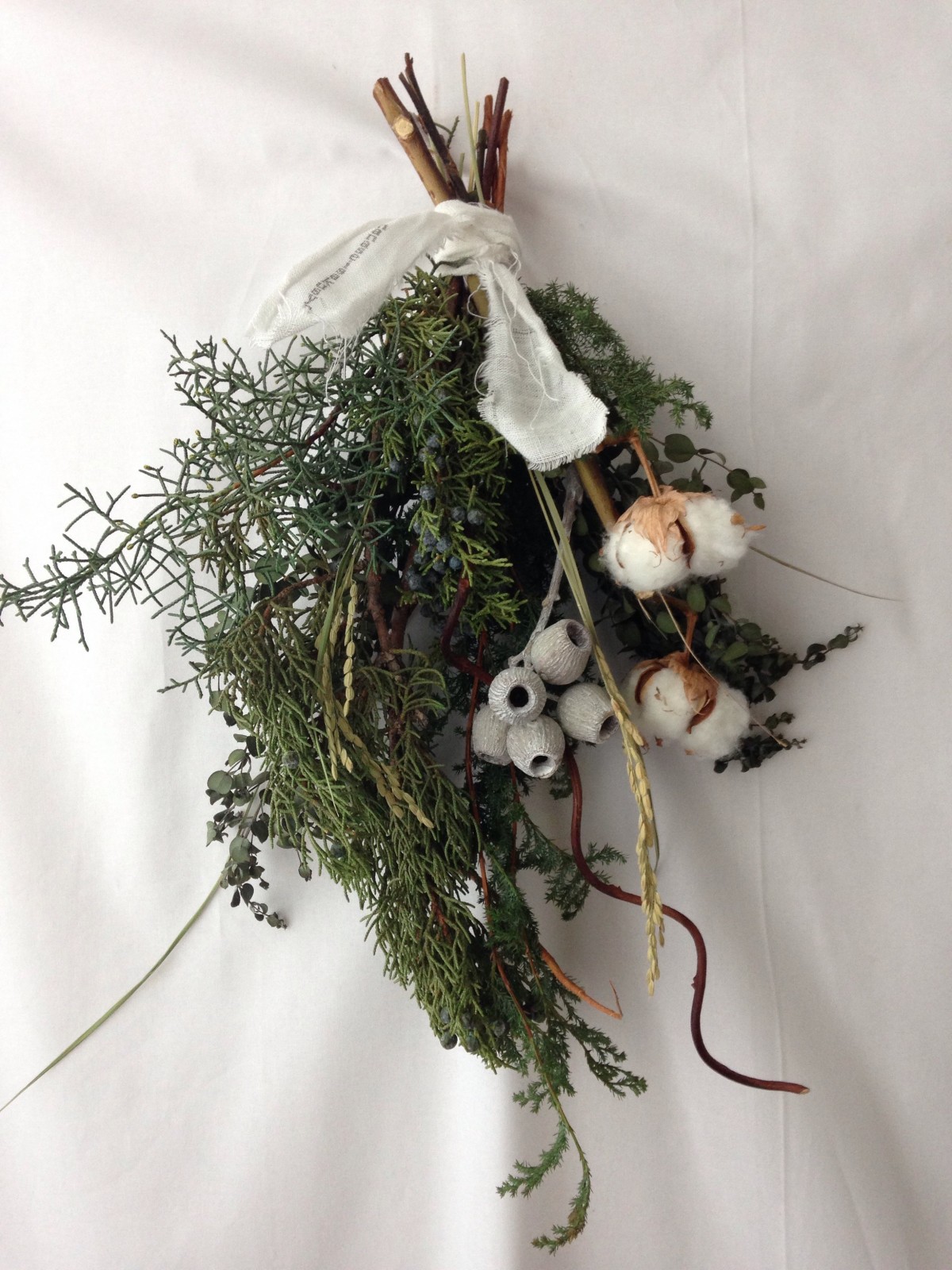 白樺の曲線と綿花や深紅の山帰来を添えた 和モダンな スワッグ ドライ