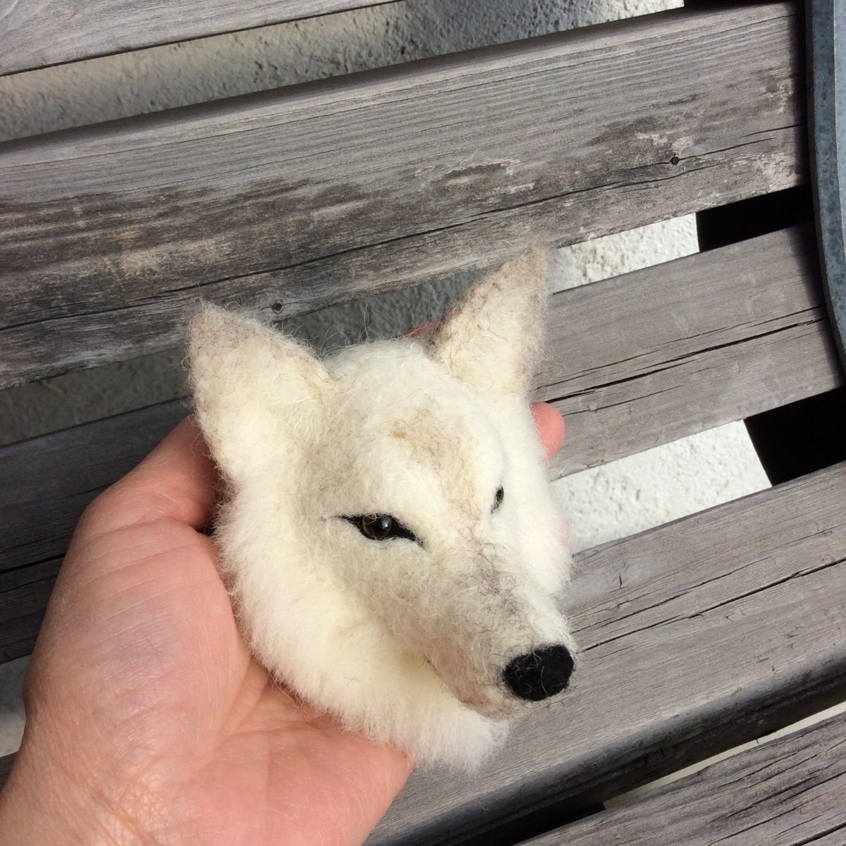 ウールの白い狼ブローチ 再出品 Iichi ハンドメイド クラフト作品 手仕事品の通販
