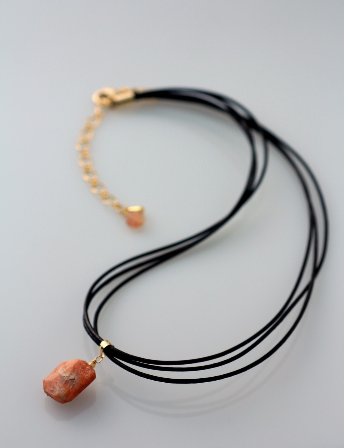 サンストーンの一粒を革紐ネックレス Iichi ハンドメイド クラフト作品 手仕事品の通販