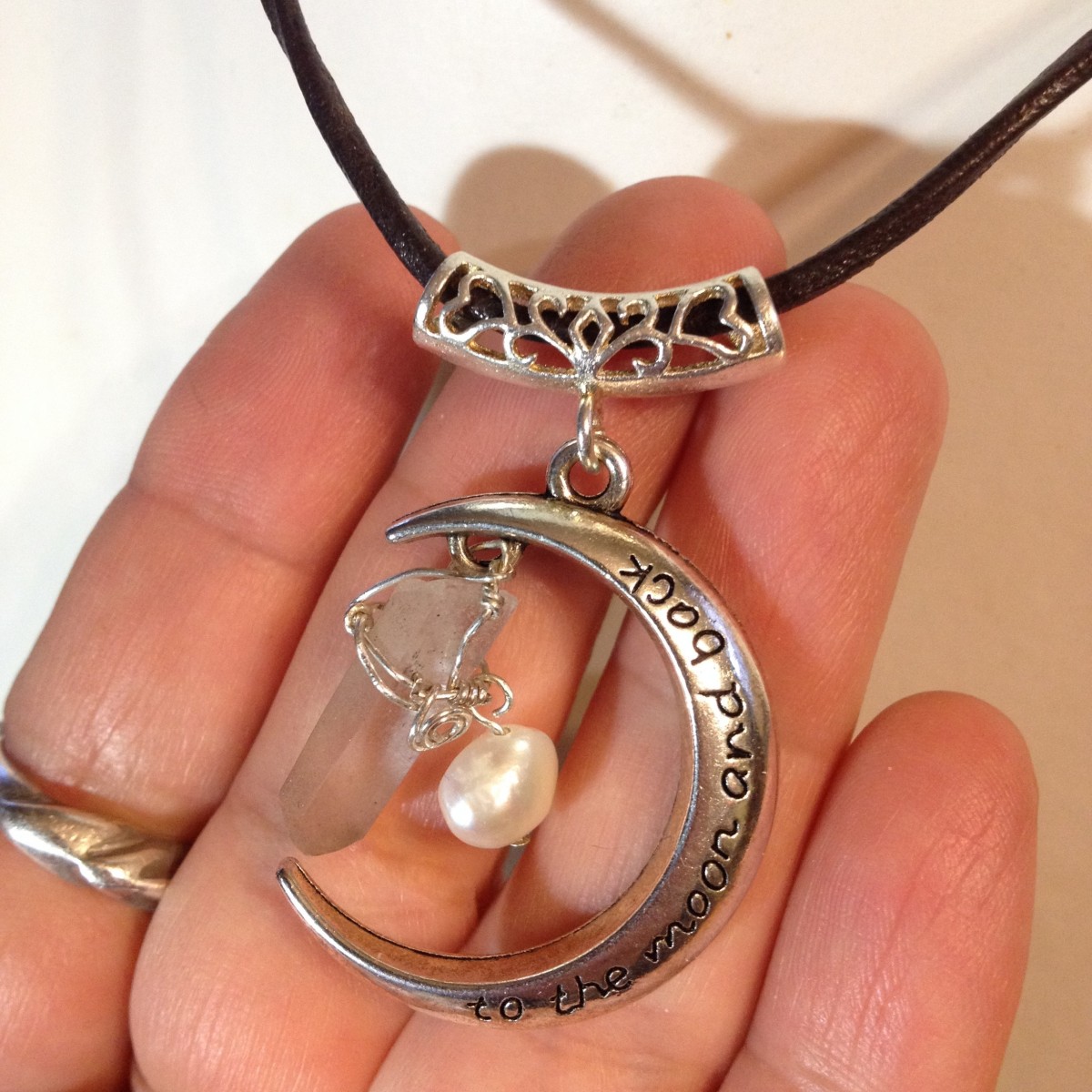 月モチーフ シングルポイント天然水晶と真珠のネックレス Iichi ハンドメイド クラフト作品 手仕事品の通販