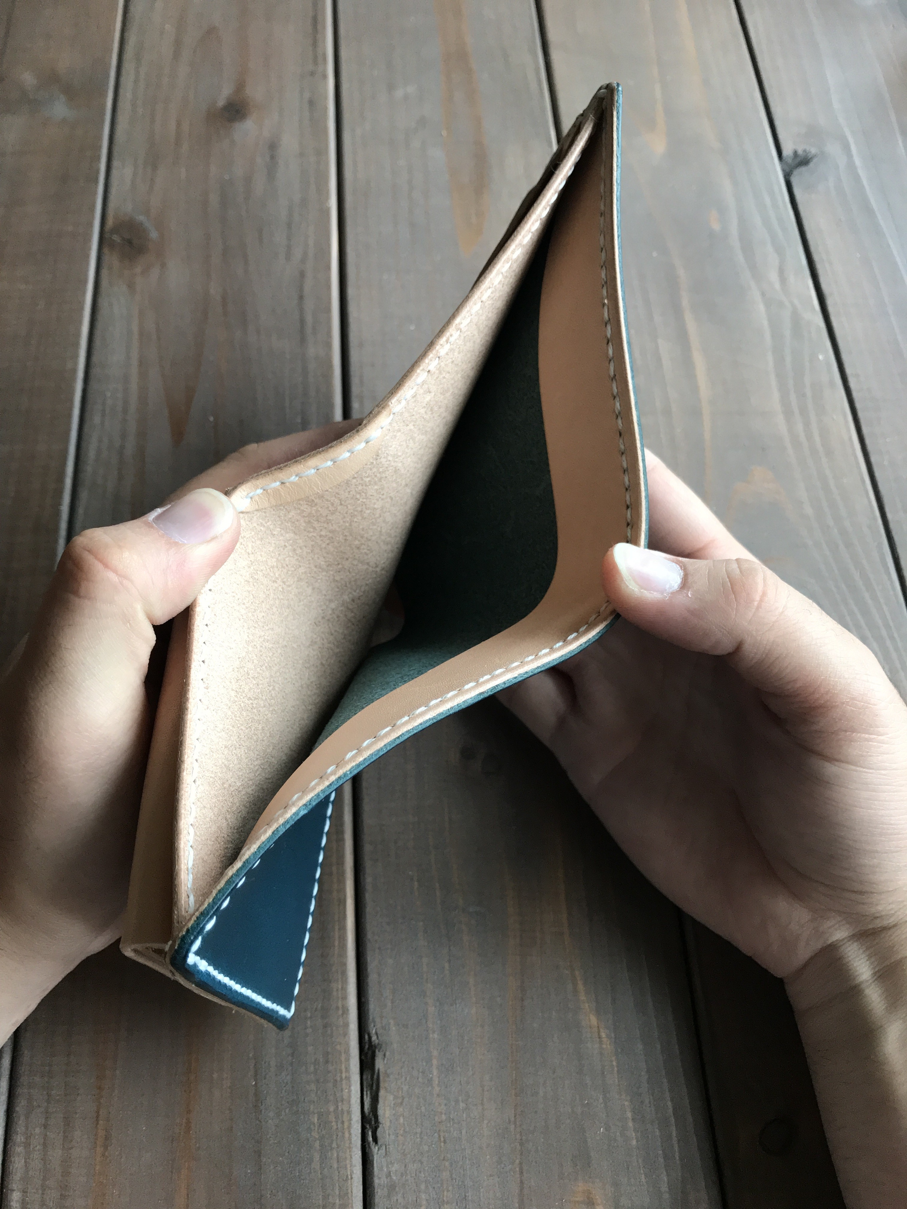 イタリアンレザー使った青色と無地の二つ折り財布 | iichi ハンドメイド・クラフト作品・手仕事品の通販