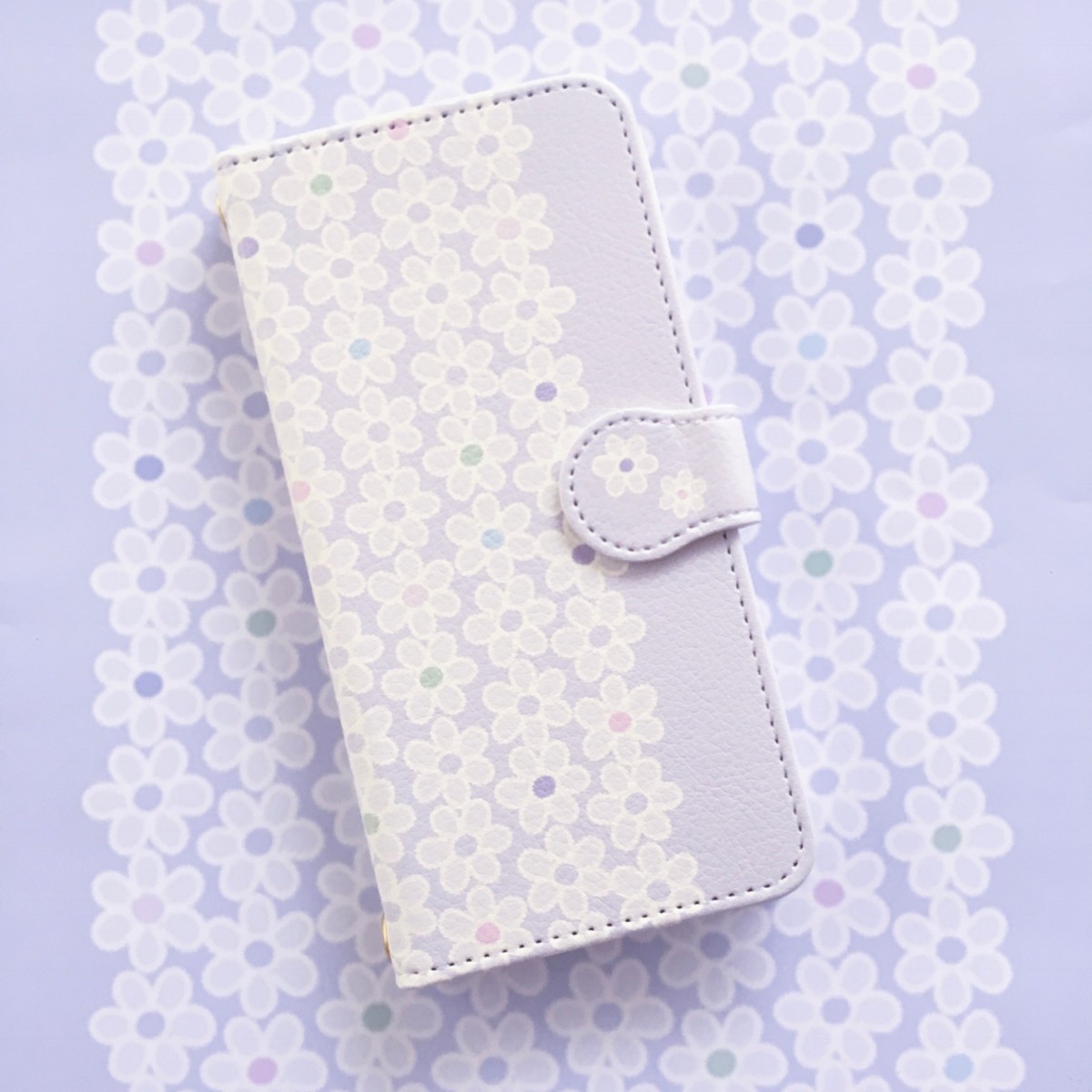 すみれ色のスマホケース 手帳型 受注生産 アンドロイド Iphone 白の花柄 Iichi ハンドメイド クラフト作品 手仕事品の通販