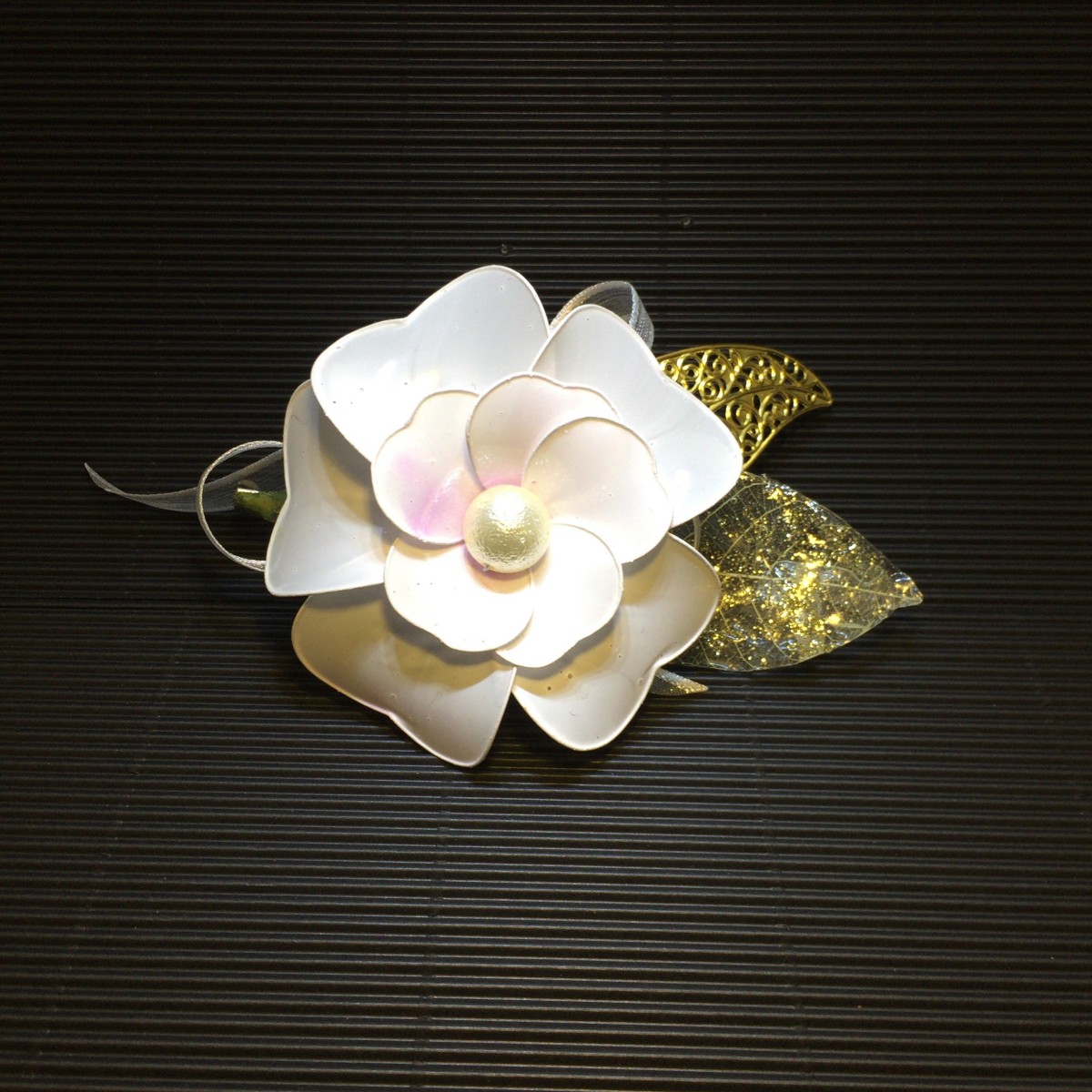 コサージュ ー清楚ー 白椿カメリアの花 Iichi ハンドメイド クラフト作品 手仕事品の通販