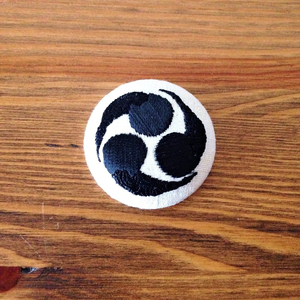 刺繍ボタンブローチ 「三つ巴猫」  iichi ハンドメイド・クラフト作品 