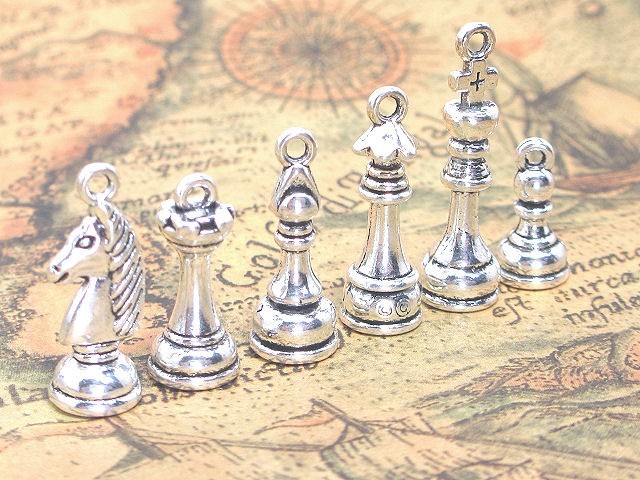 チェスのチャーム 銀古美 6種 チェスの駒パーツ ピアス素材 Iichi ハンドメイド クラフト作品 手仕事品の通販