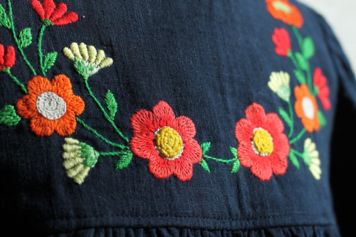 Size100 刺繍チュニックワンピース ネイビー赤い花の刺繍 Iichi ハンドメイド クラフト作品 手仕事品の通販