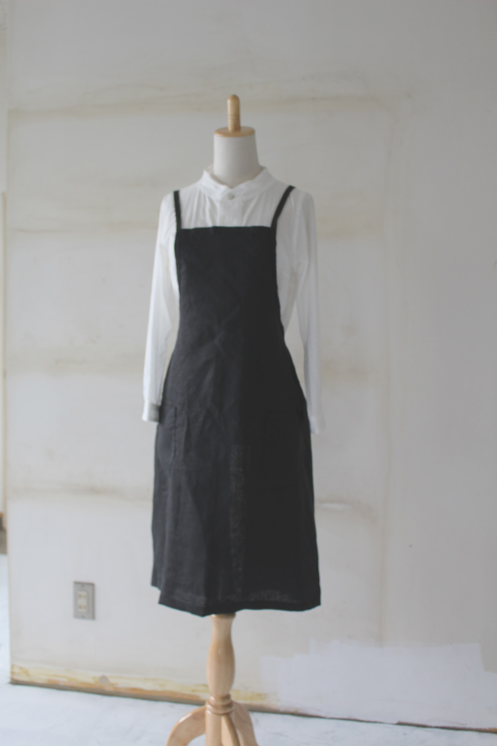 リネン100 サイドギャザー入りワンピースエプロン ブラック 受注生産 Iichi ハンドメイド クラフト作品 手仕事品の通販