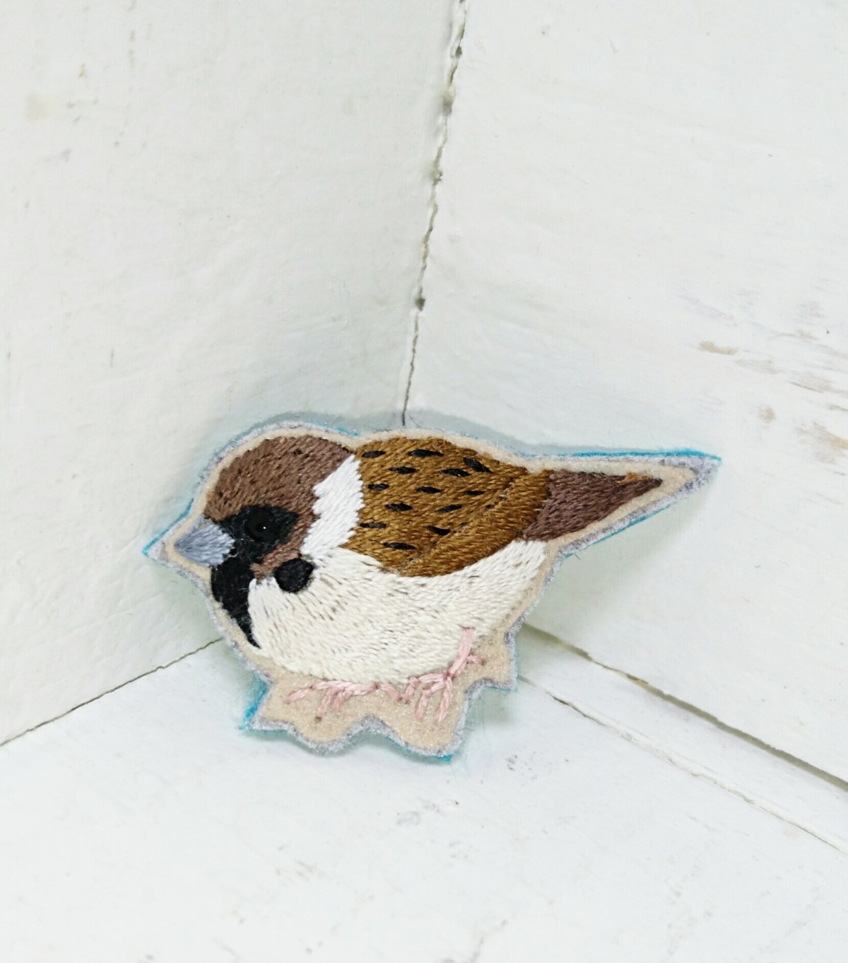 丸いスズメちゃん 刺繍ブローチ Iichi ハンドメイド クラフト作品 手仕事品の通販