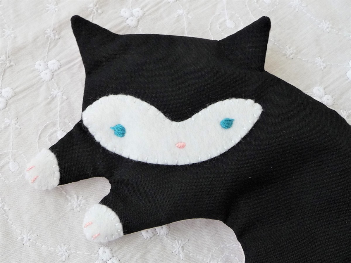 かおが白い黒ネコのアイピロー 青緑色の目 Iichi ハンドメイド クラフト作品 手仕事品の通販