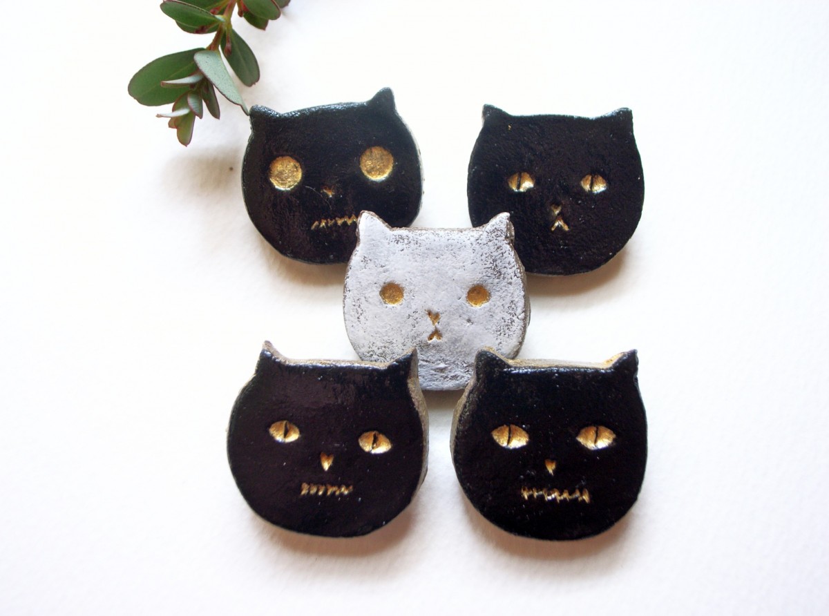 黒猫のバッチ 白猫 Iichi ハンドメイド クラフト作品 手仕事品の通販