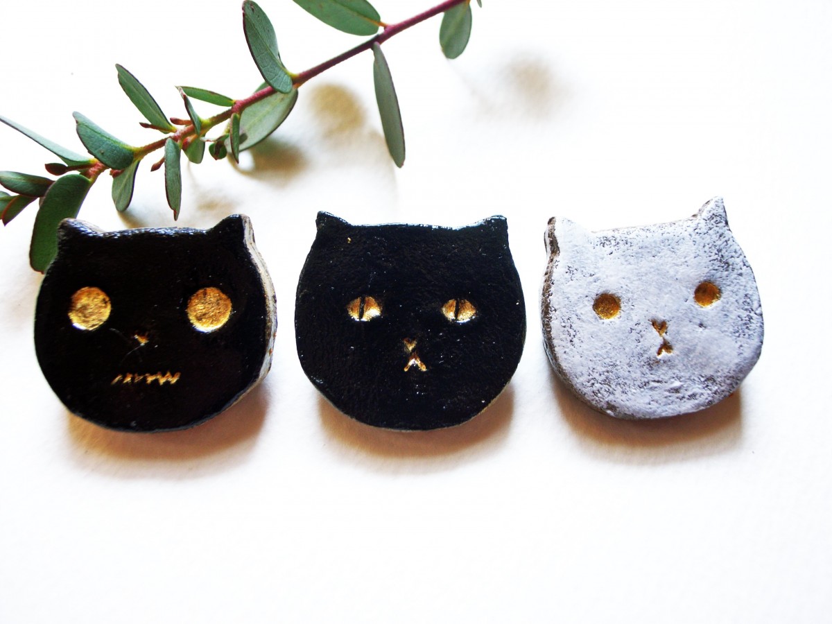 黒猫のバッチ 白猫 Iichi ハンドメイド クラフト作品 手仕事品の通販