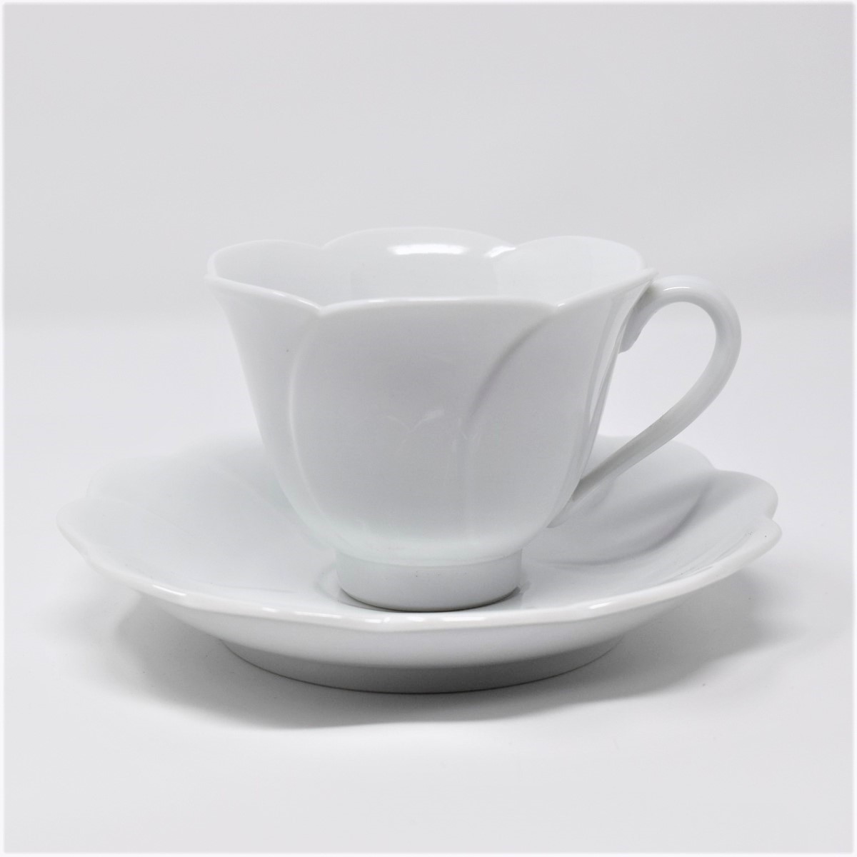 有田焼 窯元 博泉窯 白磁花型コーヒー碗 シンプル きれいな白磁 贈り物 ギフト コーヒーカップ カップ ソーサ 食器 Iichi ハンドメイド クラフト作品 手仕事品の通販
