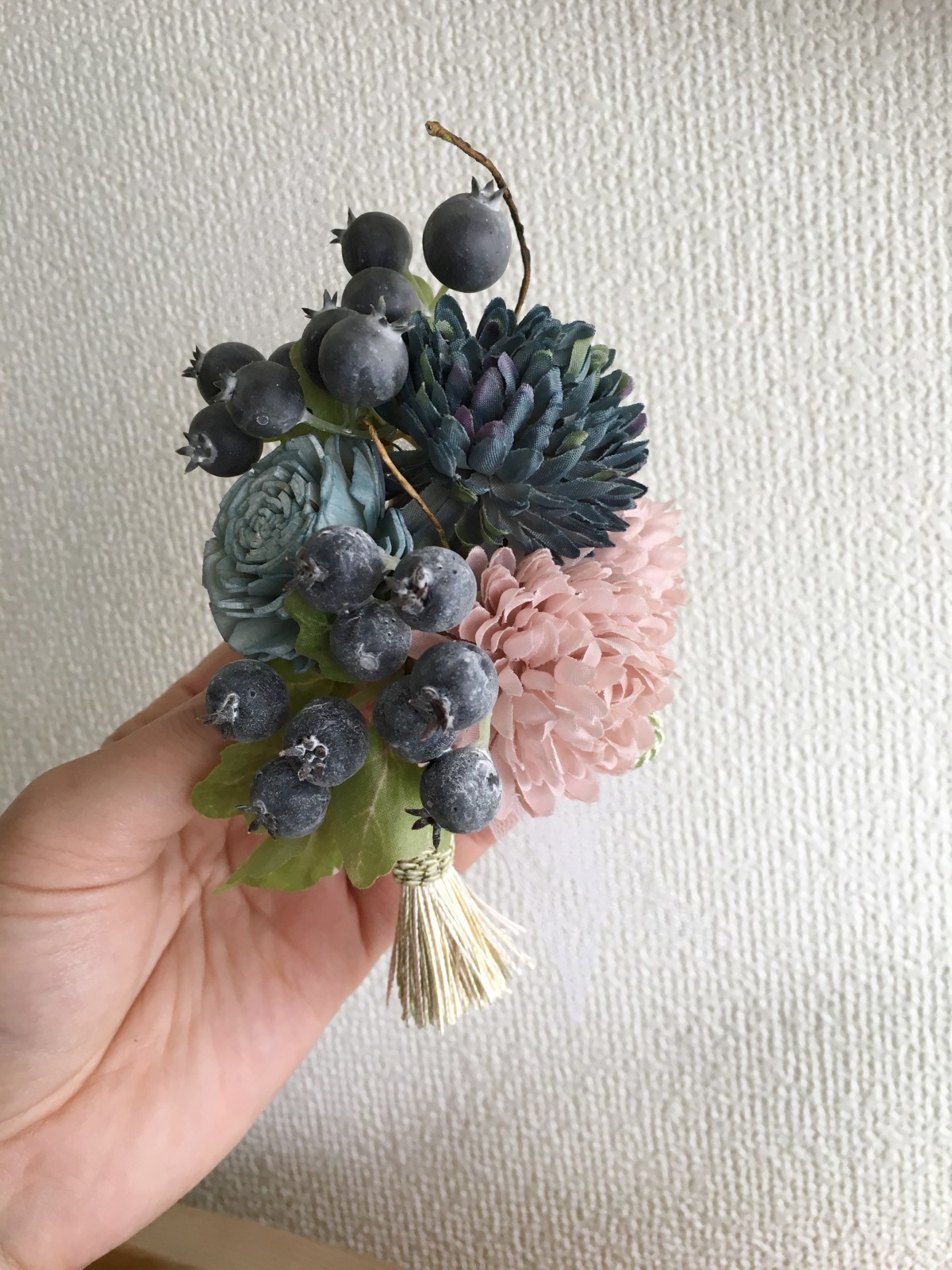 タッセルと大人カラーのベリーコサージュ【造花・ドライ】入・卒業式 タッセルと大人カラーのベリーコサージュ【造花・ドライ】入・卒業式
