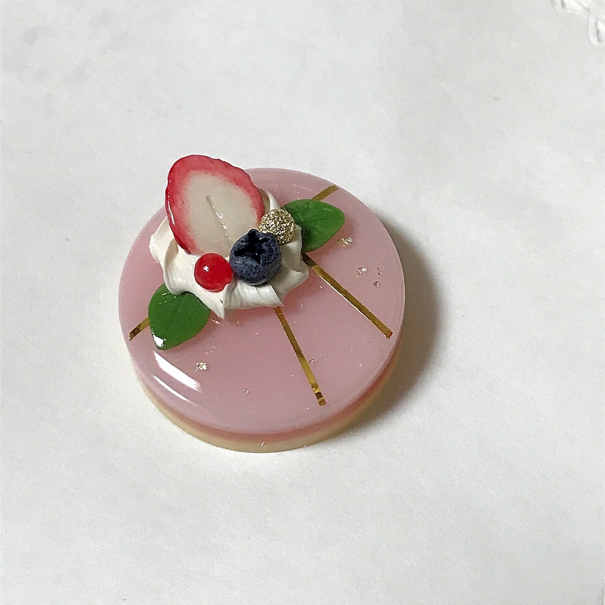 いちごとベリーのピンクケーキブローチ Iichi ハンドメイド クラフト作品 手仕事品の通販