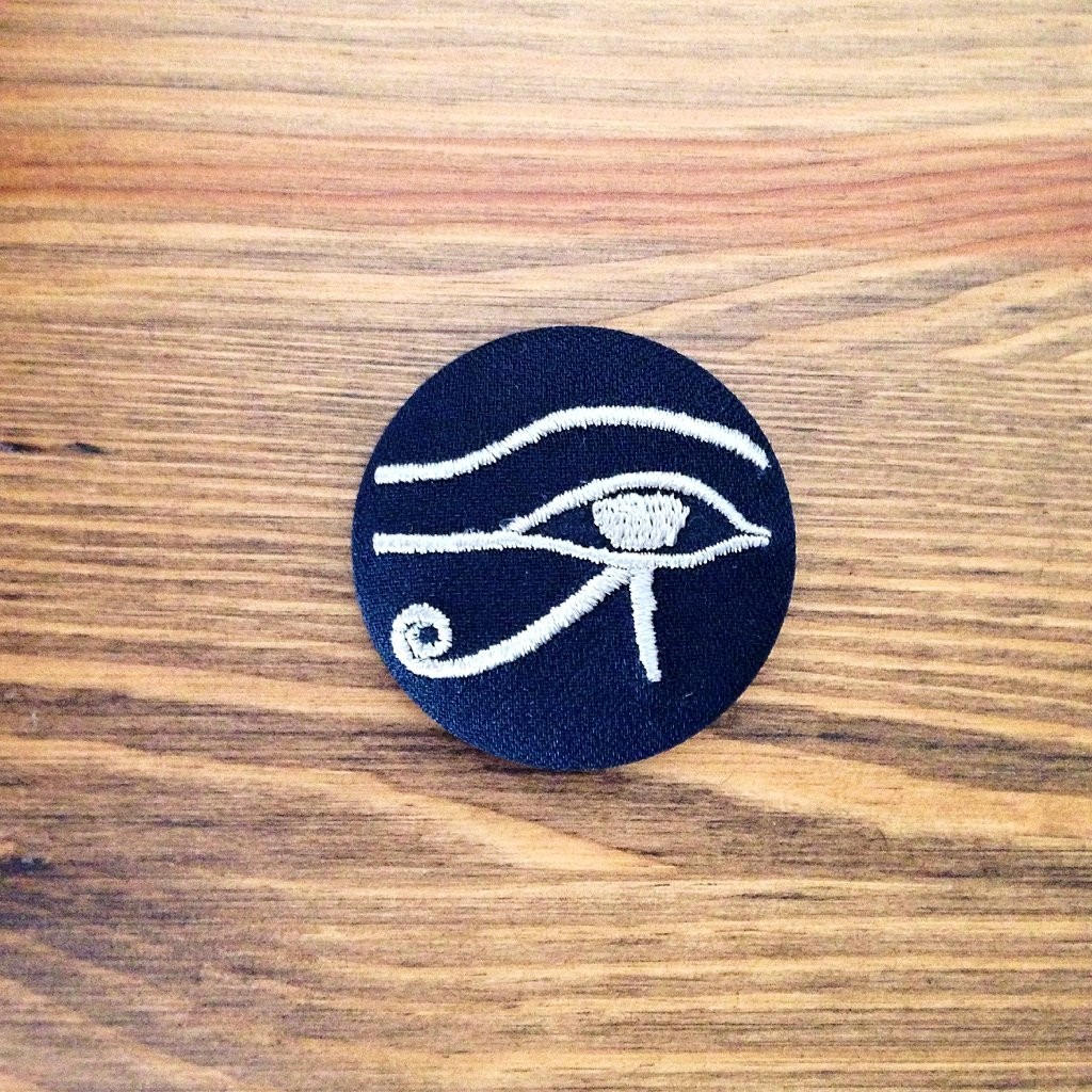 刺繍ボタンブローチ ホルスの目 Iichi ハンドメイド クラフト作品 手仕事品の通販 刺繍ボタンブローチ ホルスの目 Iichi ハンドメイド クラフト作品 手仕事品の通販
