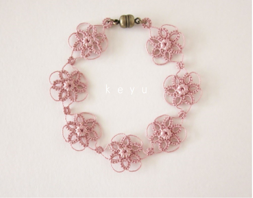 大きな花のブレスレット ピンク タティングレース Iichi ハンドメイド クラフト作品 手仕事品の通販