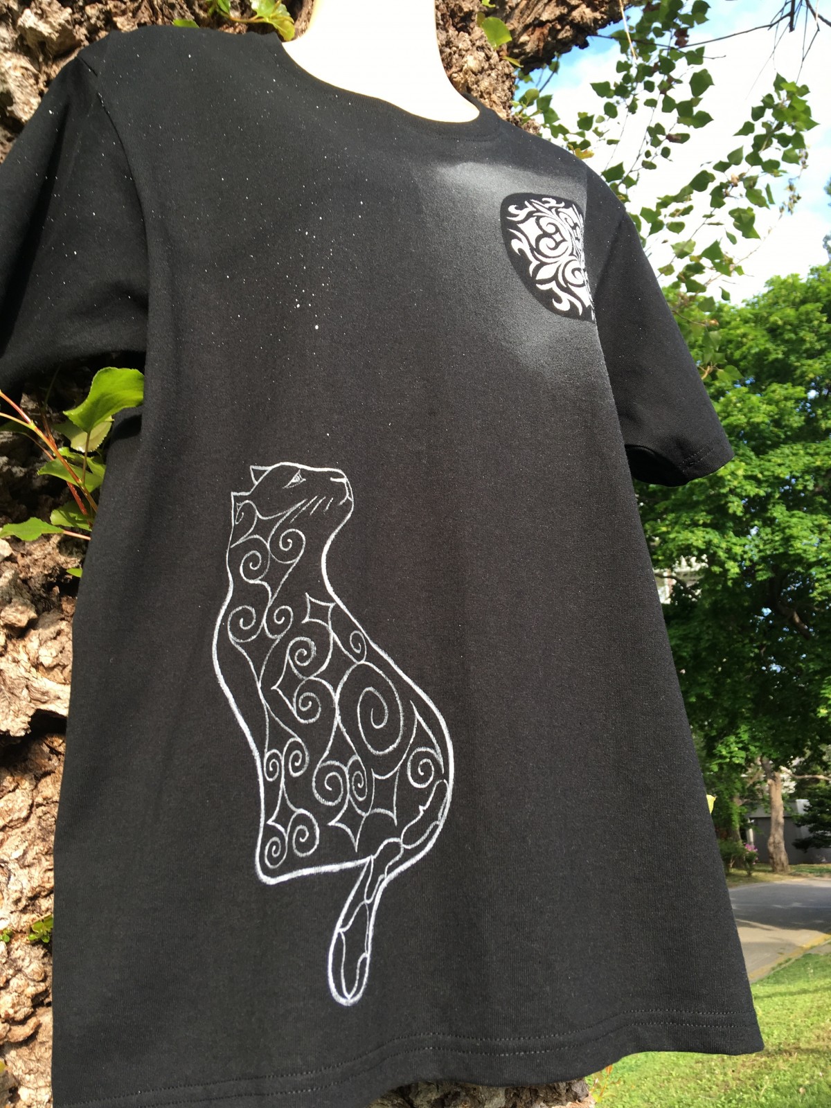 受注製作 満月を見上げる アイヌ猫 コットンtシャツ 半袖 ブラックorネイビー ユニセックス Iichi ハンドメイド クラフト作品 手仕事品の通販