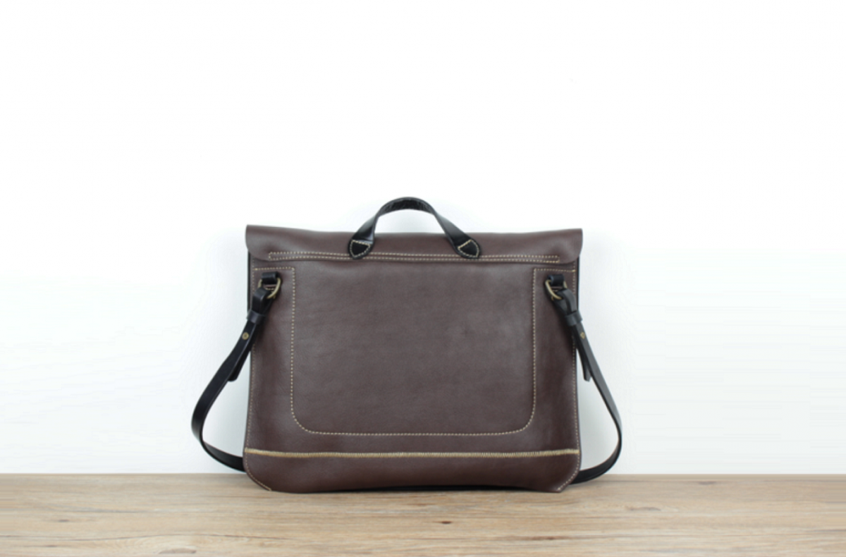 本革 欧風クラシックpc専用薄型レザーショルダーバッグ 肩パッド付 Dark Brown Iichi ハンドメイド クラフト作品 手仕事品の通販