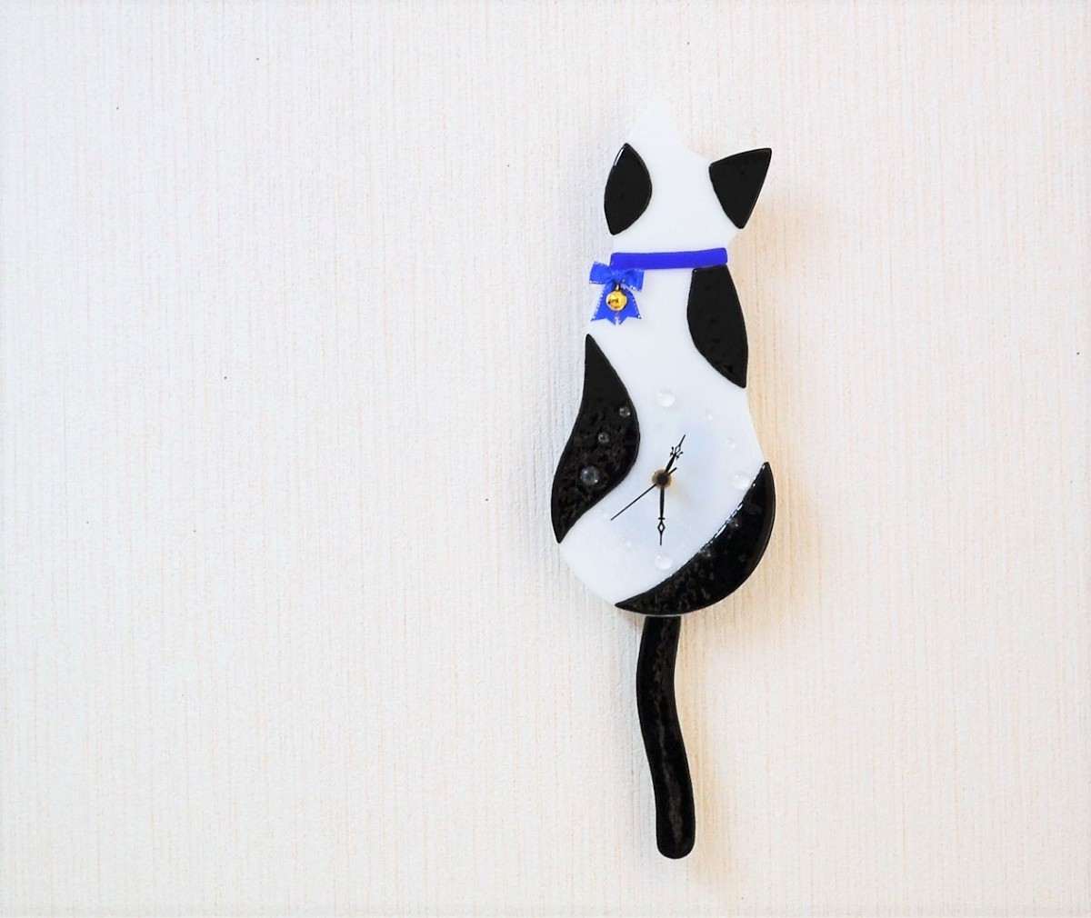 黒ぶち猫の振り子時計 ブルーのリボン 送料無料 Iichi ハンドメイド クラフト作品 手仕事品の通販