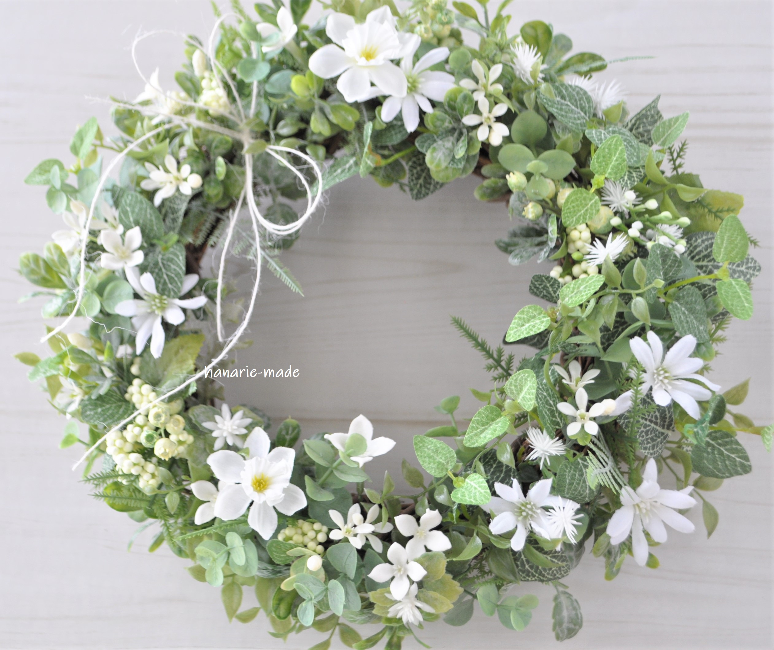 再販 白い花とグリーンのリース 初春の頃に 水仙 白 緑 リボン Iichi ハンドメイド クラフト作品 手仕事品の通販