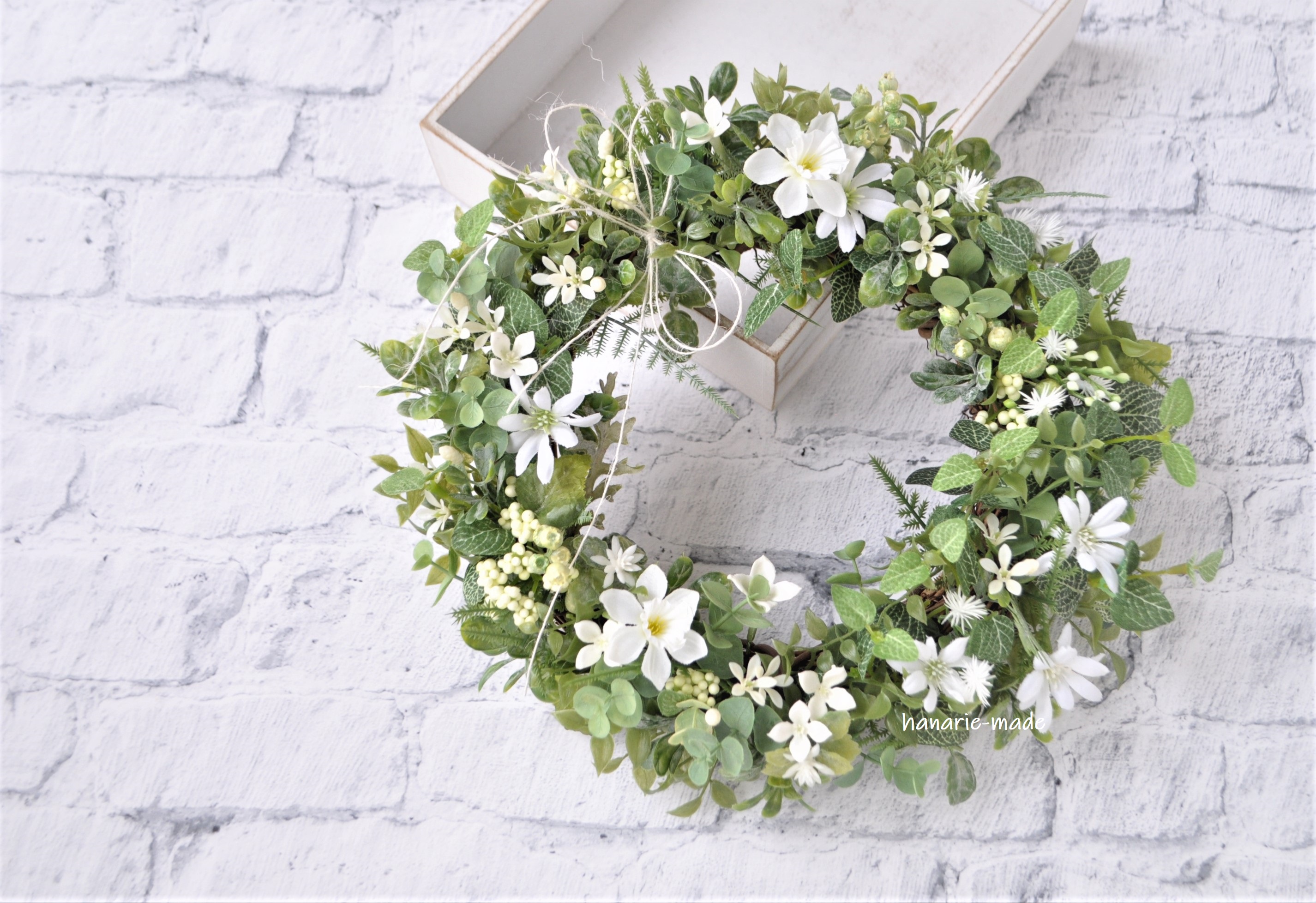 再販 白い花とグリーンのリース 初春の頃に 水仙 白 緑 リボン Iichi ハンドメイド クラフト作品 手仕事品の通販