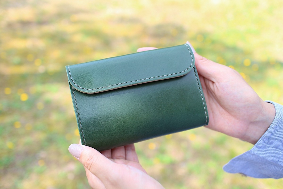 受注生産品 三つ折り財布 栃木アニリン緑 栃木サドル Iichi ハンドメイド クラフト作品 手仕事品の通販