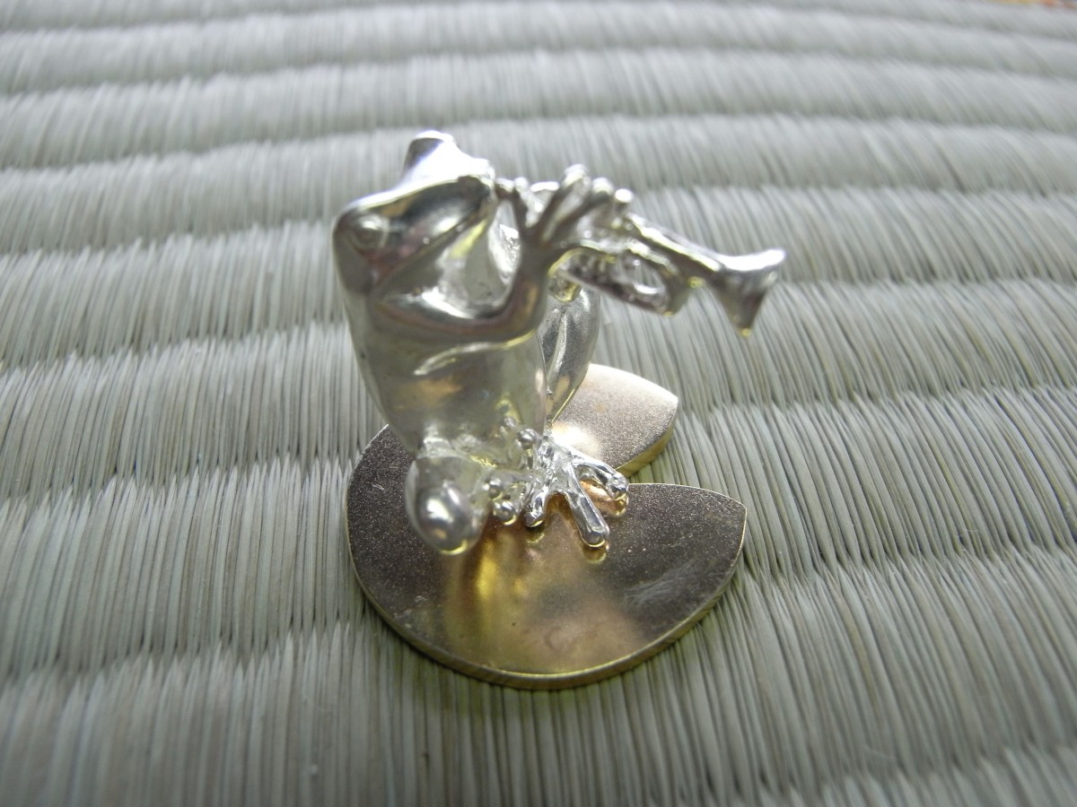 ラッパを吹くカエル ラッパを吹くカエル