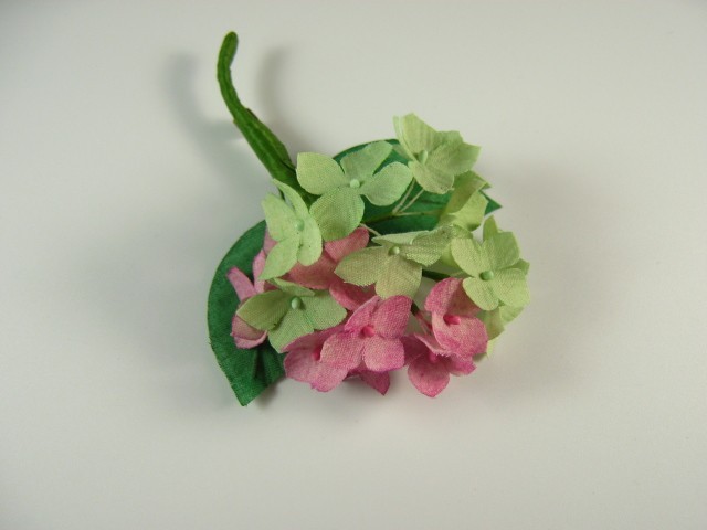 手染め布花 赤いと緑 グリーンのアジサイ 紫陽花 のコサージュ Iichi ハンドメイド クラフト作品 手仕事品の通販