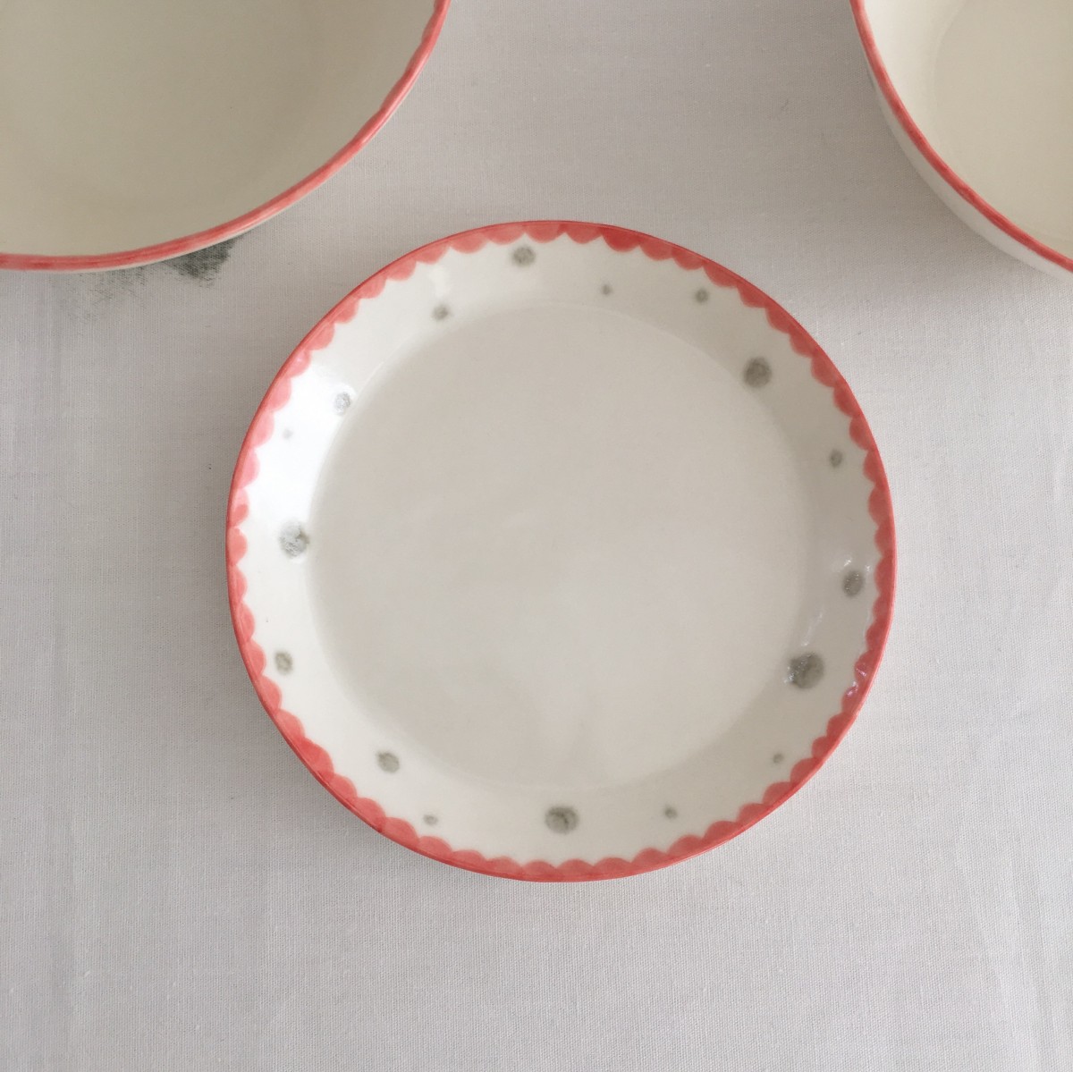 赤ふちプレート皿 Iichi ハンドメイド クラフト作品 手仕事品の通販