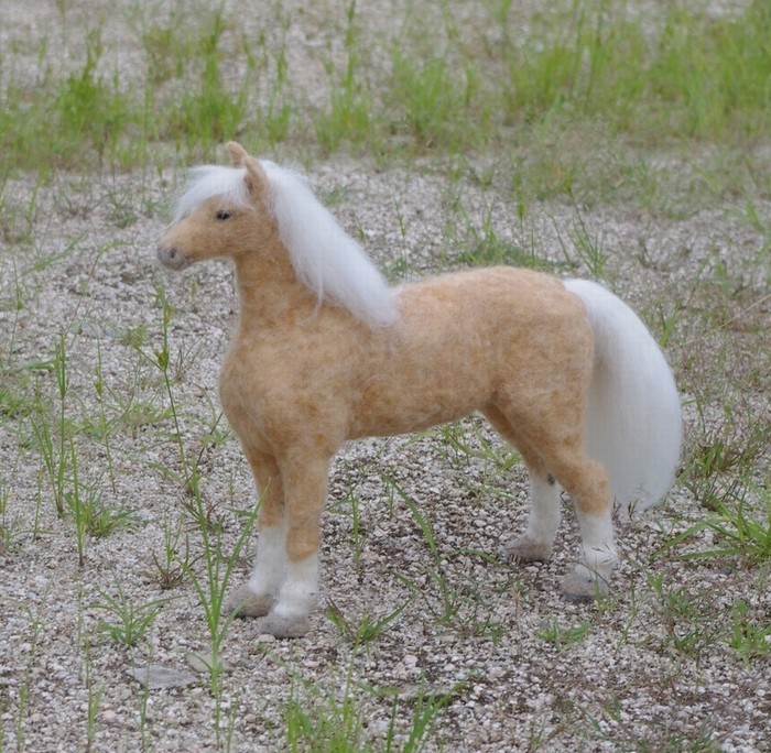 羊毛フェルト人形32cm 馬 パロミノｐａｌｏｍｉｎｏ Iichi ハンドメイド クラフト作品 手仕事品の通販