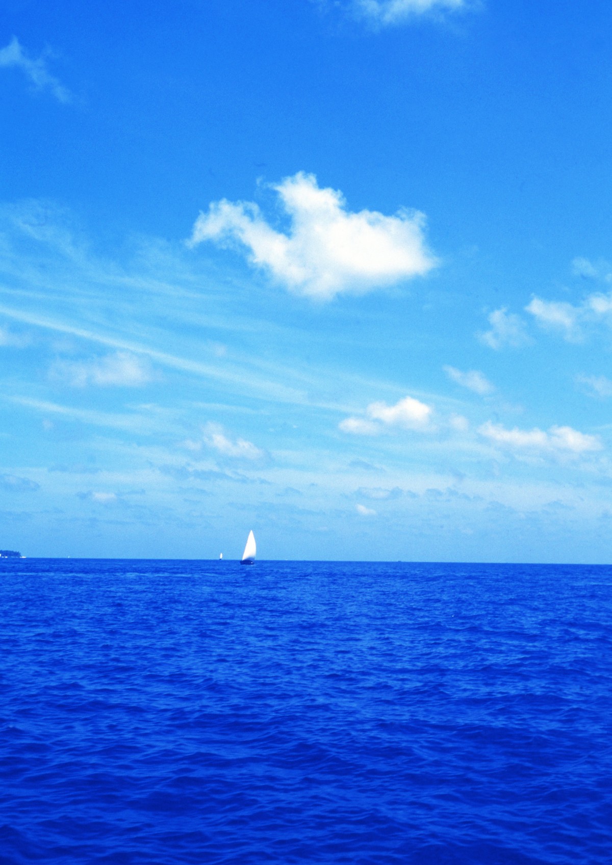 モルディブの白い雲とヨット Ph 05 モルディブ インド洋 碧い海 渚 波 オーシャン Iichi ハンドメイド クラフト作品 手仕事品の通販