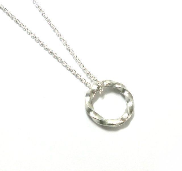 捻りリングシルバーネックレス メンズ用 Iichi ハンドメイド クラフト作品 手仕事品の通販