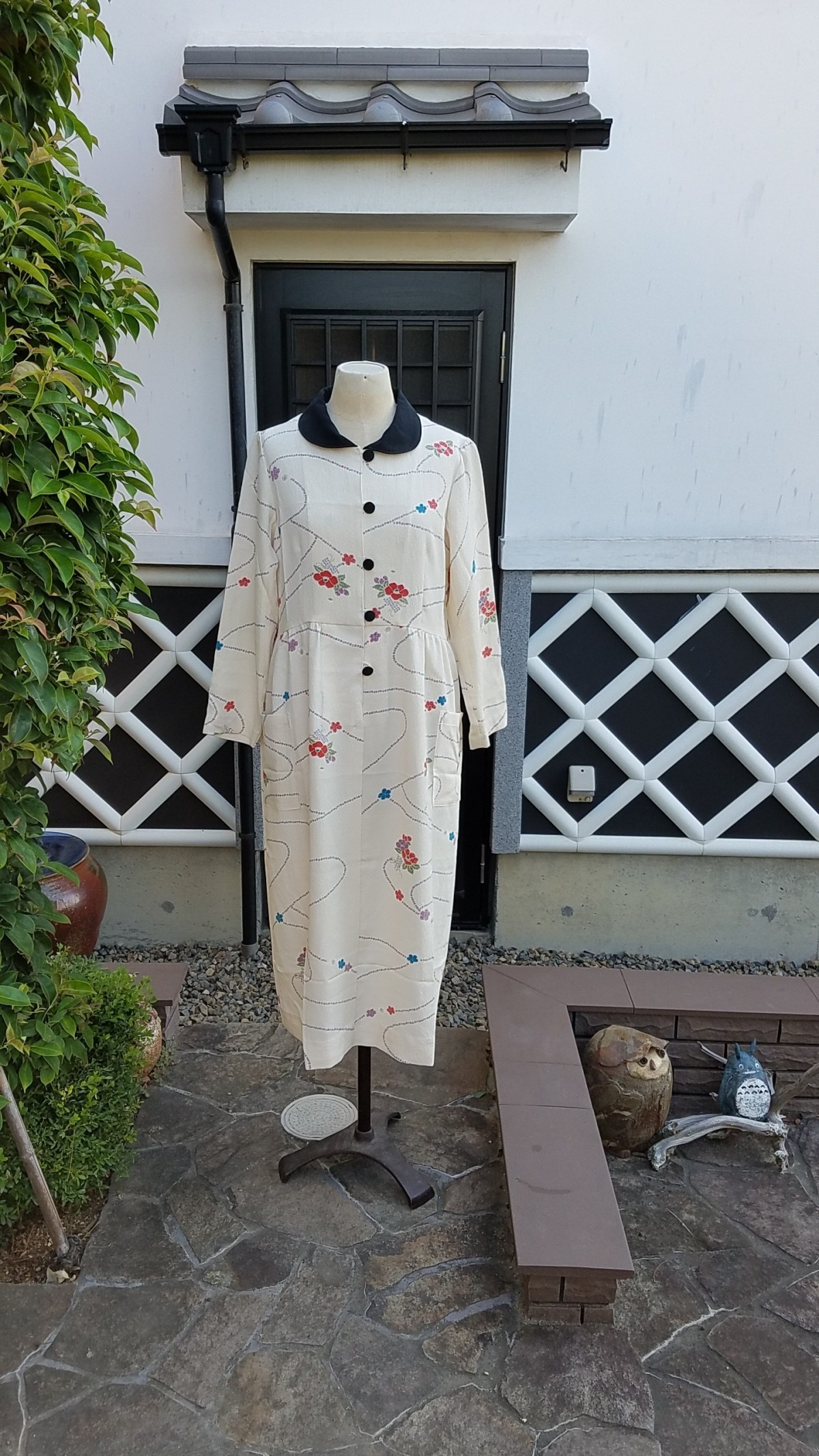 着物リメイク 手作り 椿の柄 白地ちりめん ワンピース Iichi ハンドメイド クラフト作品 手仕事品の通販