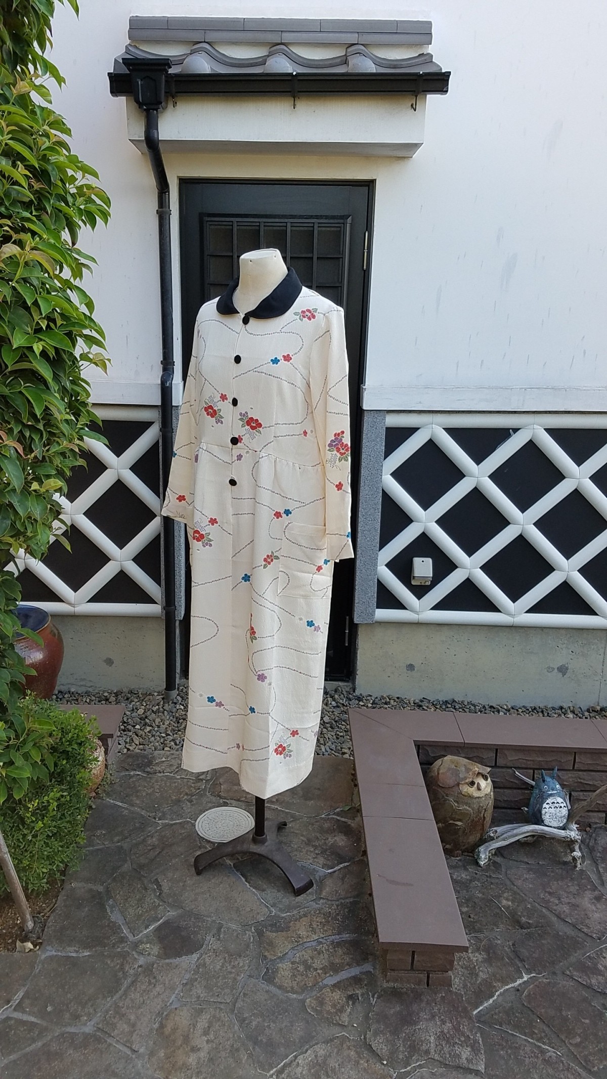 着物リメイク 手作り 椿の柄 白地ちりめん ワンピース Iichi ハンドメイド クラフト作品 手仕事品の通販