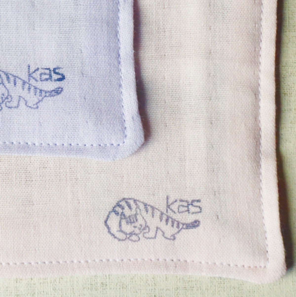 手刺繍入り4重ガーゼハンカチ イニシャルオーダー 赤チェック 受注制作 Iichi ハンドメイド クラフト作品 手仕事品の通販