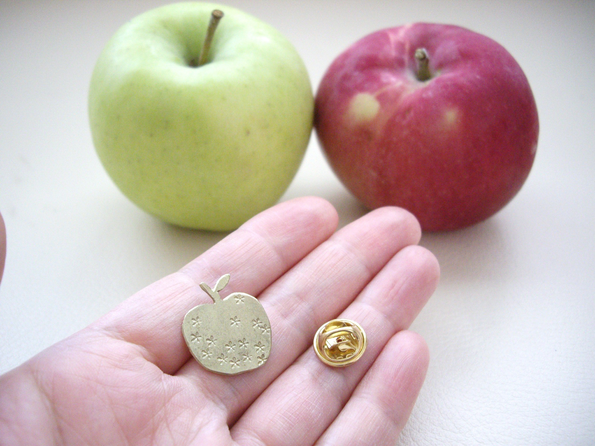金のリンゴのピンブローチ 真鍮 Iichi ハンドメイド クラフト作品 手仕事品の通販