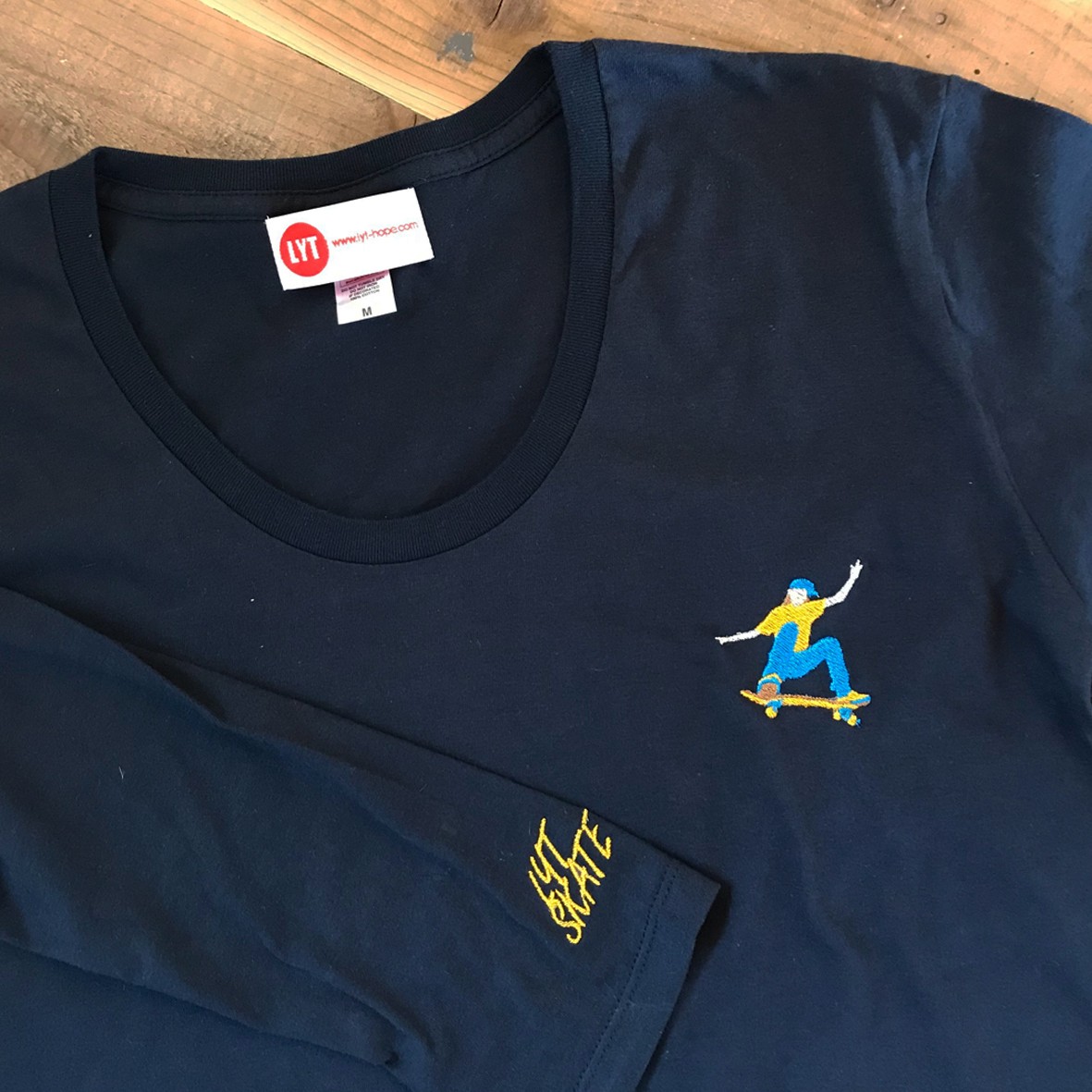 スケートボード 刺繍 Uネック ロングスリーブ Tシャツ Iichi ハンドメイド クラフト作品 手仕事品の通販