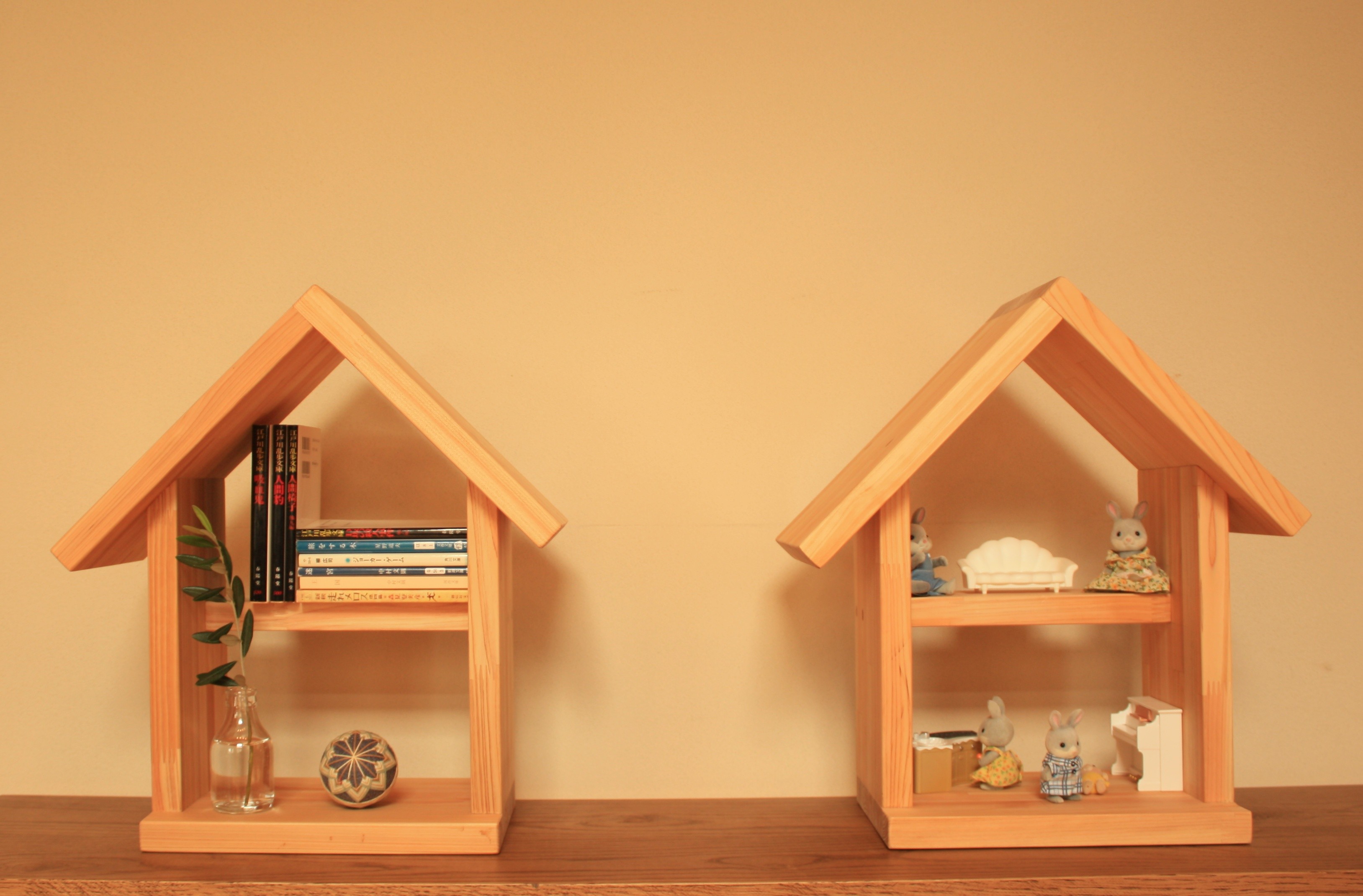 桧が香る 家型の本棚 ドールハウス Iichi ハンドメイド クラフト作品 手仕事品の通販